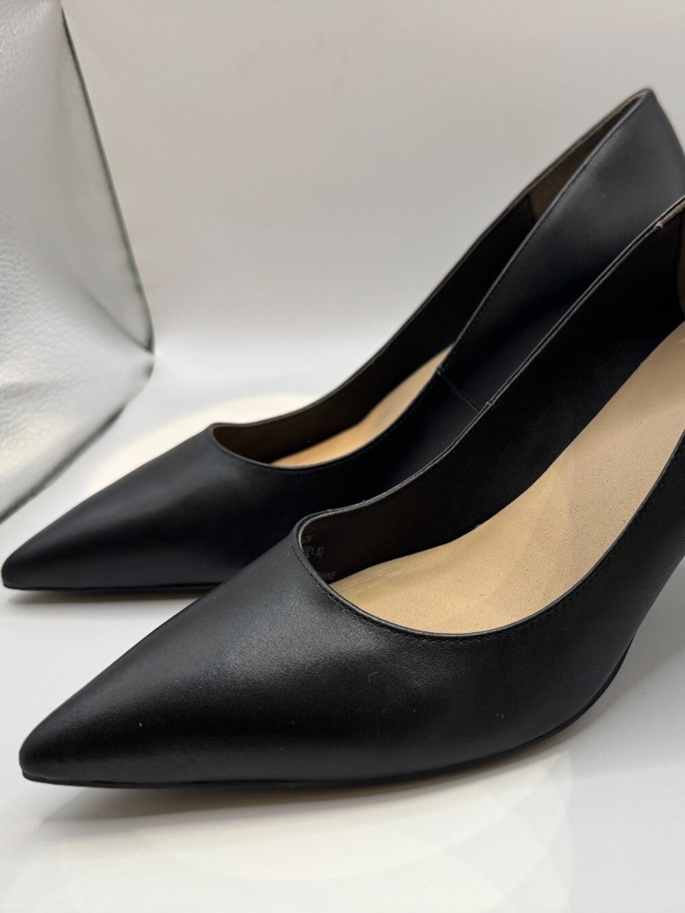 Elegant Women Pointed Toe Pump Stuart Weitzman